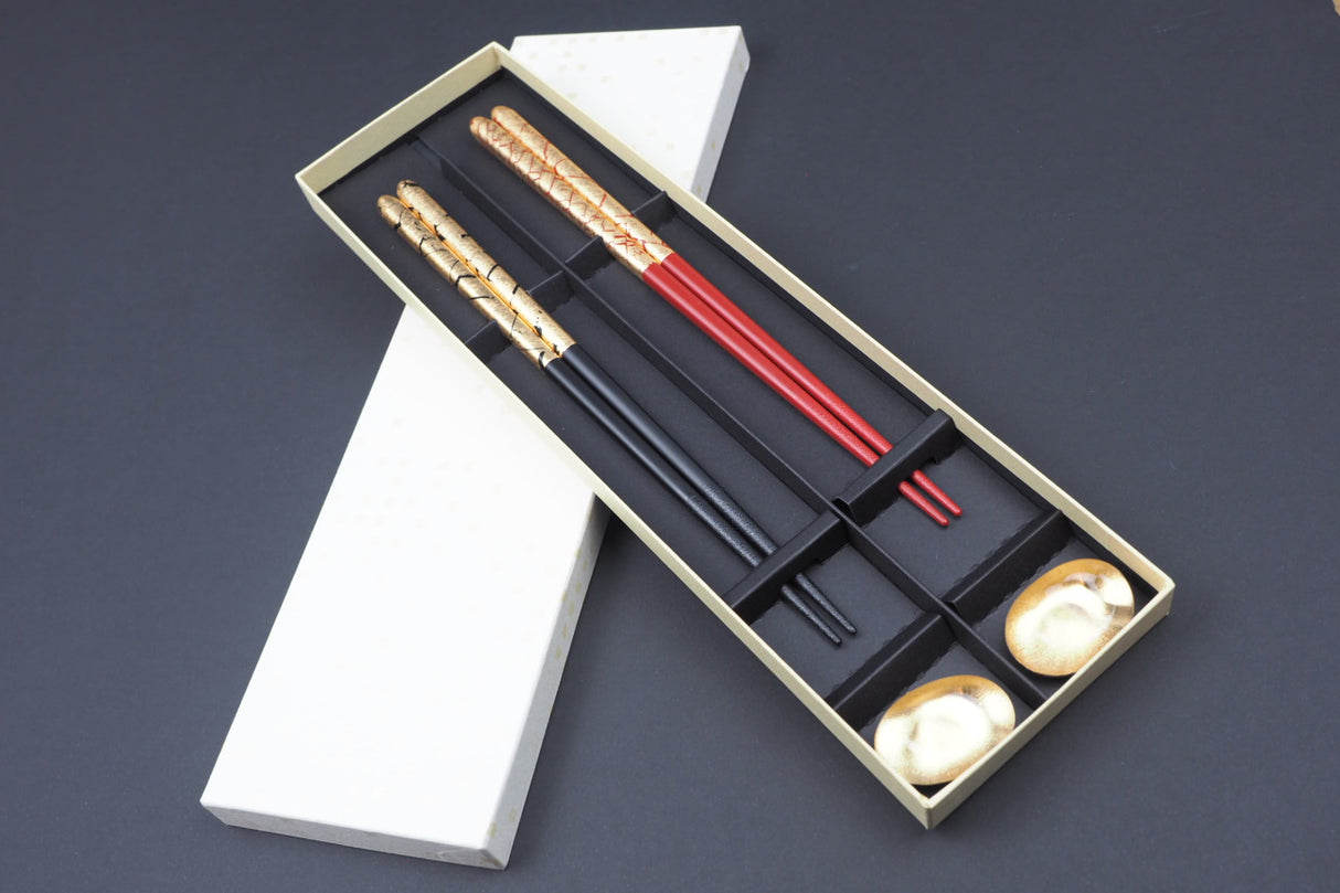 "Kannyu" Gold crazing Pattern 2 Chopsticks & 2 Chopstick Rest Set (black & red)