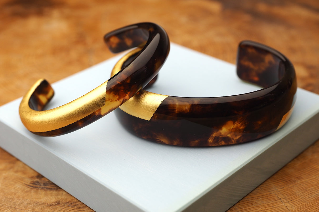 Tortoiseshell bangle with Gold leaf   L