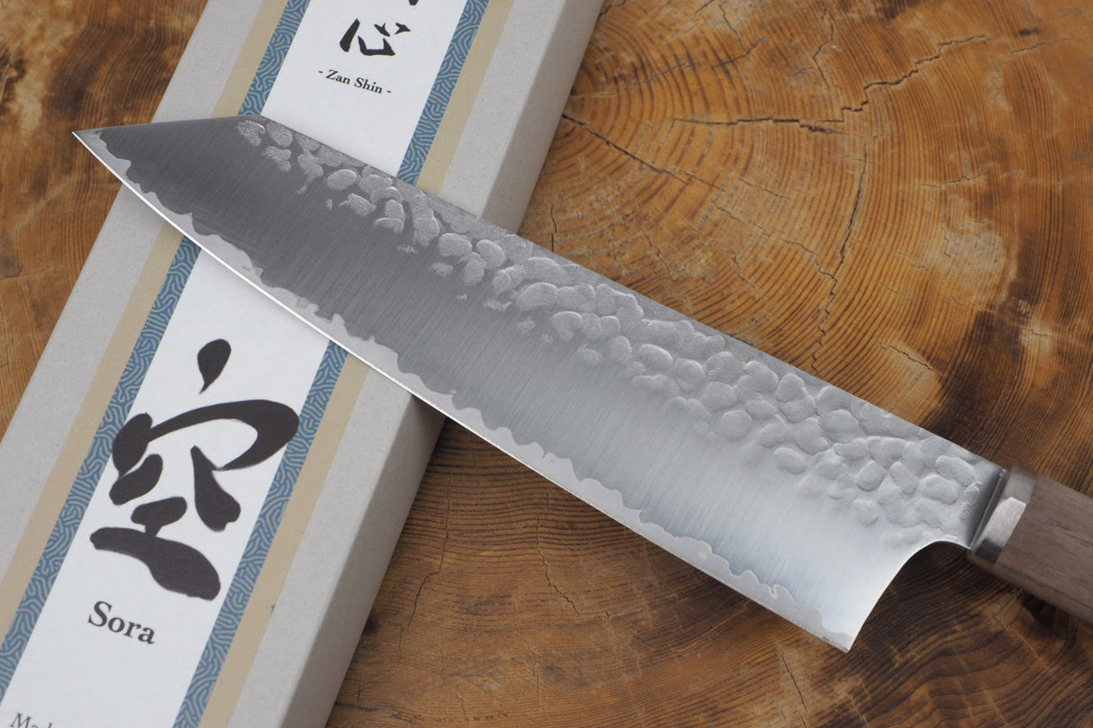 残心 Zan Shin SORA (from Seki) - VG10 Bunka (K-tip) Hammered Finish Knife with Walnut Handle 18cm